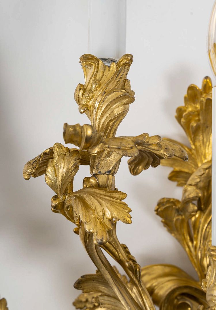 Importante coppia di appliques a cinque luci in stile Luigi XV, in bronzo cesellato e dorato, 1880-1 ca.