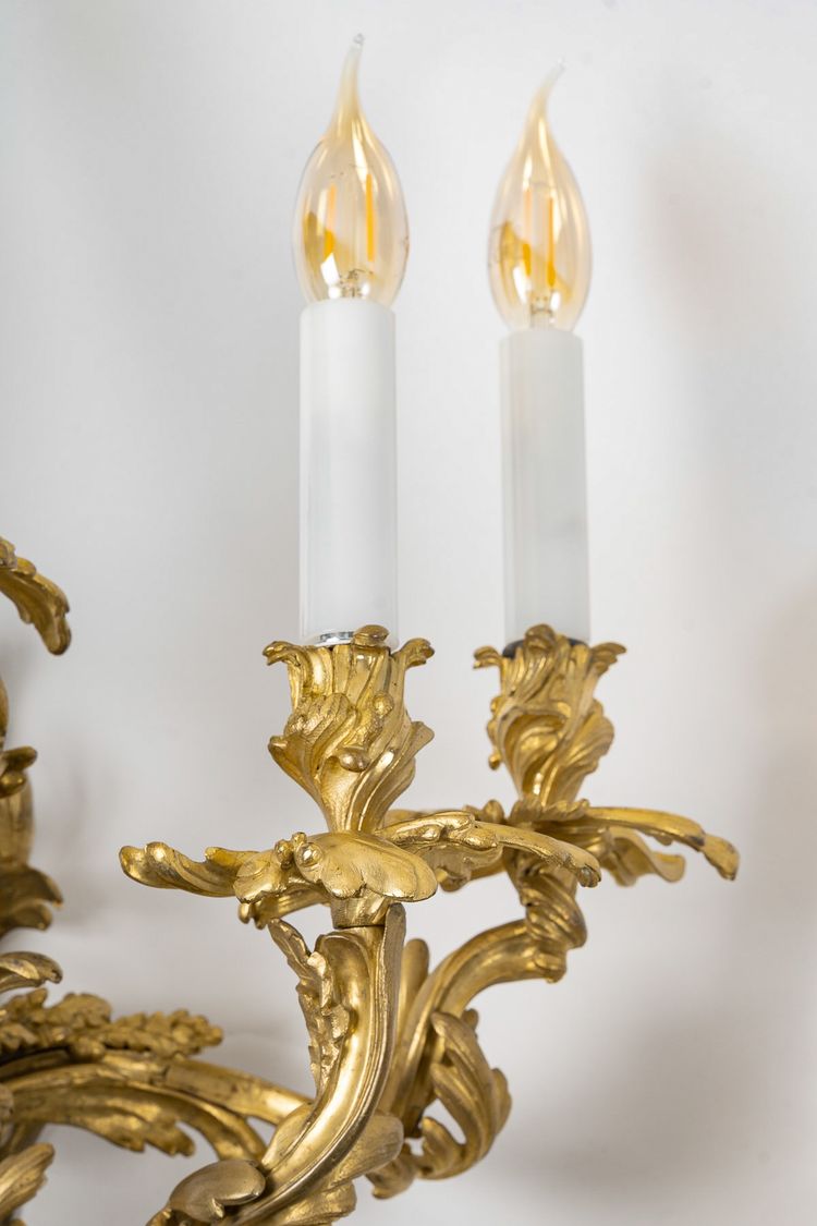 Importante coppia di appliques a cinque luci in stile Luigi XV, in bronzo cesellato e dorato, 1880-1 ca.