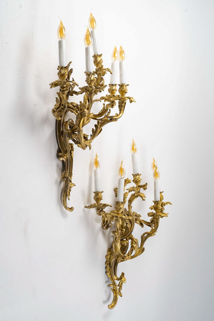 Importante coppia di appliques a cinque luci in stile Luigi XV, in bronzo cesellato e dorato, 1880-1 ca.