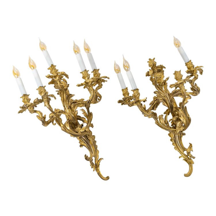 Importante coppia di appliques a cinque luci in stile Luigi XV, in bronzo cesellato e dorato, 1880-1 ca.