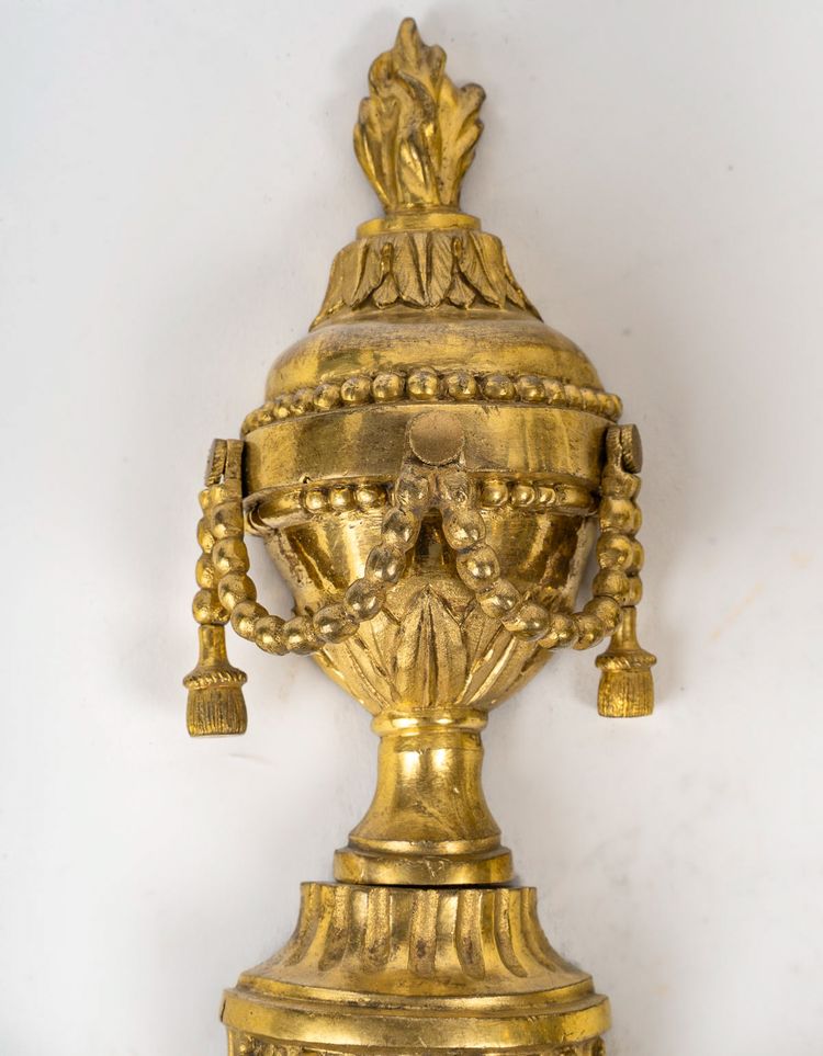 Coppia di scensori a braccio a due luci in stile Luigi XVI, cesellato e in bronzo dorato, 1830-1850 ca.