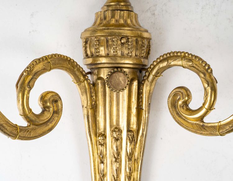 Coppia di scensori a braccio a due luci in stile Luigi XVI, cesellato e in bronzo dorato, 1830-1850 ca.