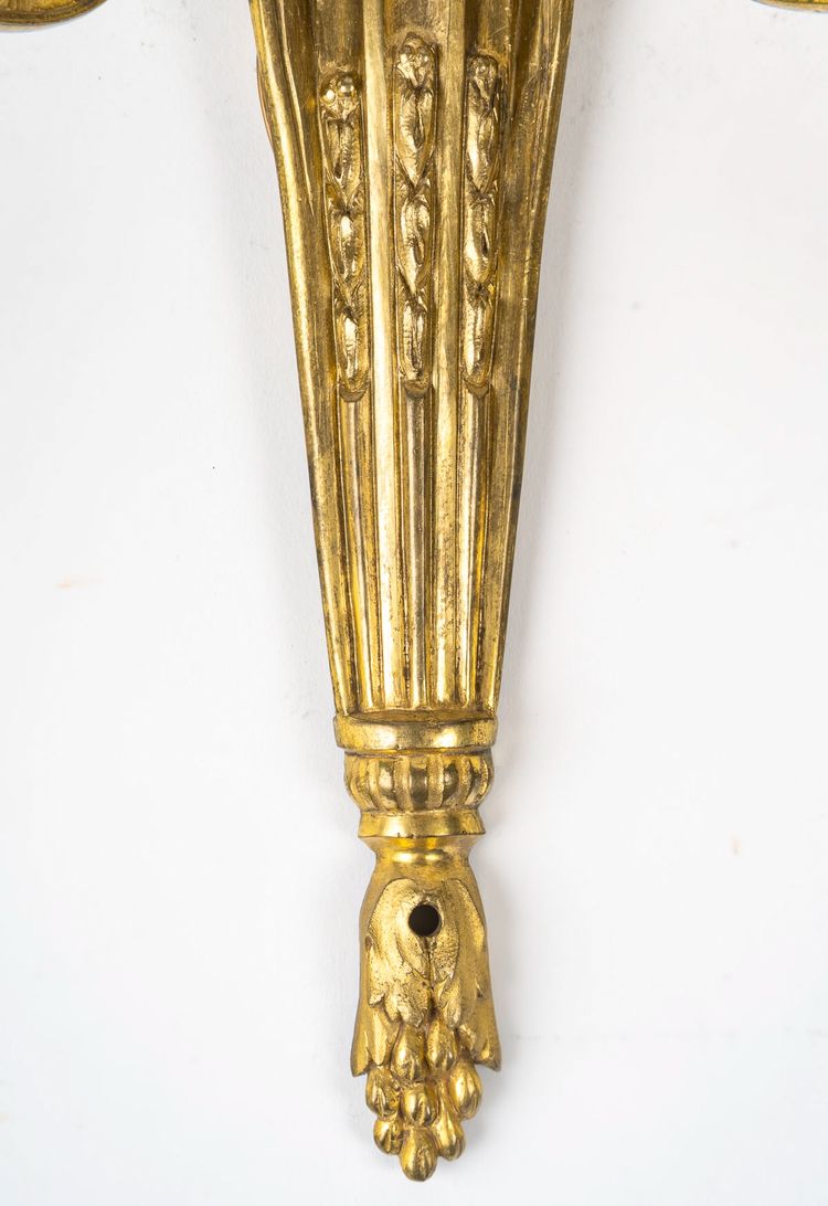 Coppia di scensori a braccio a due luci in stile Luigi XVI, cesellato e in bronzo dorato, 1830-1850 ca.