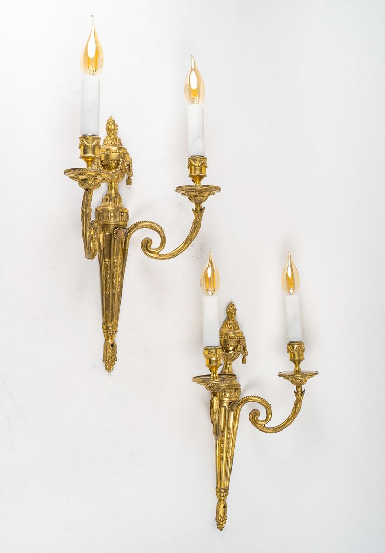 Coppia di scensori a braccio a due luci in stile Luigi XVI, cesellato e in bronzo dorato, 1830-1850 ca.