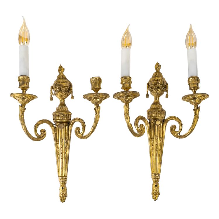 Coppia di scensori a braccio a due luci in stile Luigi XVI, cesellato e in bronzo dorato, 1830-1850 ca.