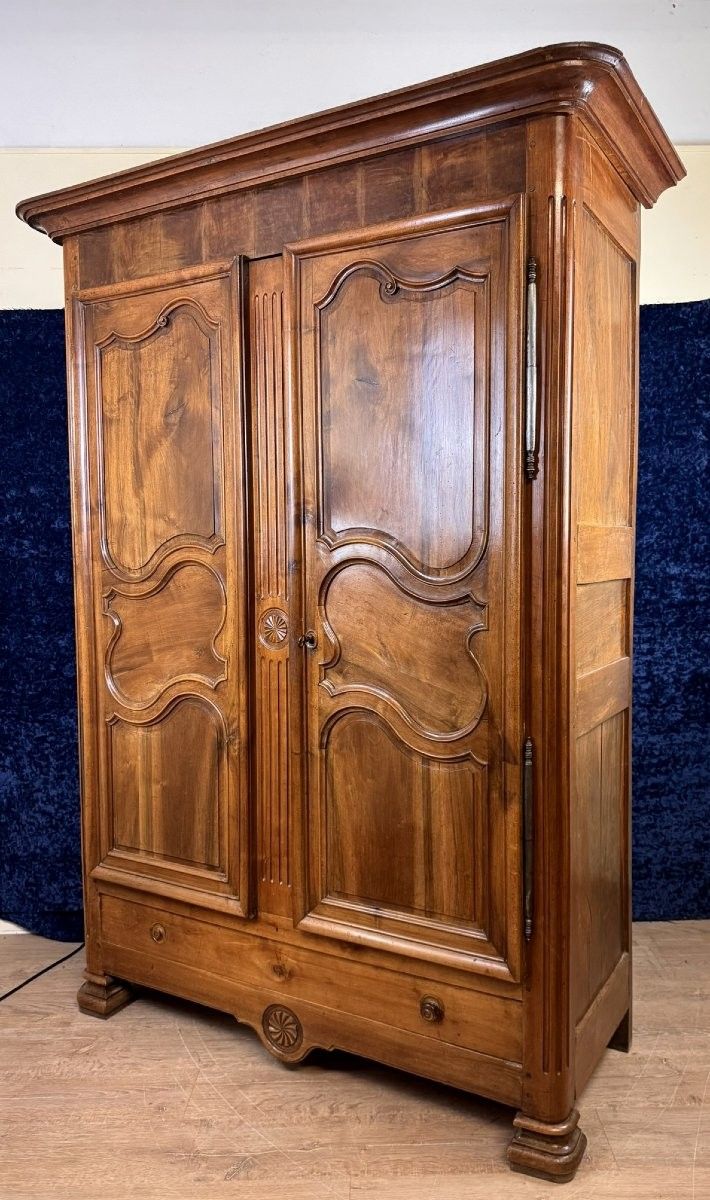 Transitional period Louis XV - Louis XVI walnut cabinet circa 1780