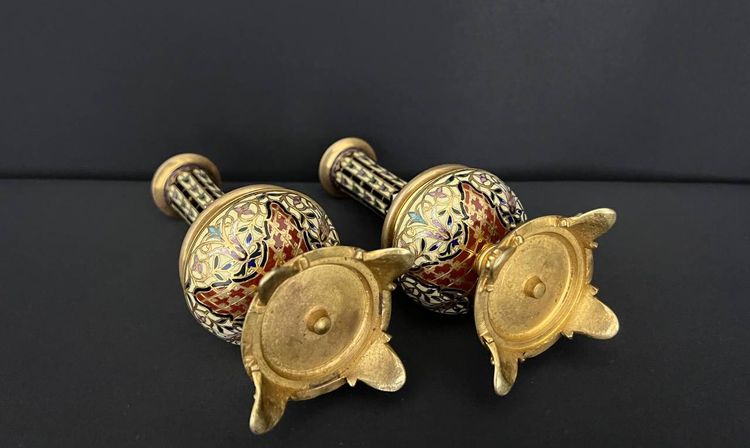 Paire de vases en bronze doré et émail champlevé – dans le goût de Barbedienne, France, XIXe siècle
