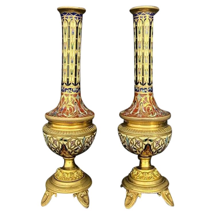 Paire de vases en bronze doré et émail champlevé – dans le goût de Barbedienne, France, XIXe siècle
