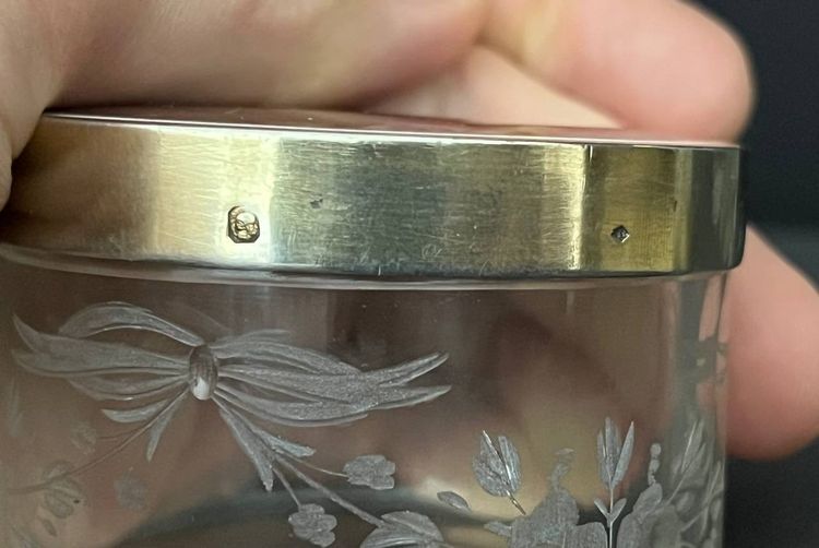 Raffiné nécessaire de toilette ancien – cristal gravé & guilloché rouge