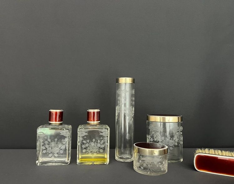Raffiné nécessaire de toilette ancien – cristal gravé & guilloché rouge