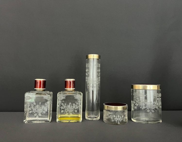 Raffiné nécessaire de toilette ancien – cristal gravé & guilloché rouge