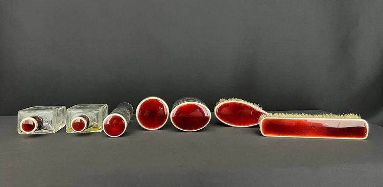 Raffiné nécessaire de toilette ancien – cristal gravé & guilloché rouge