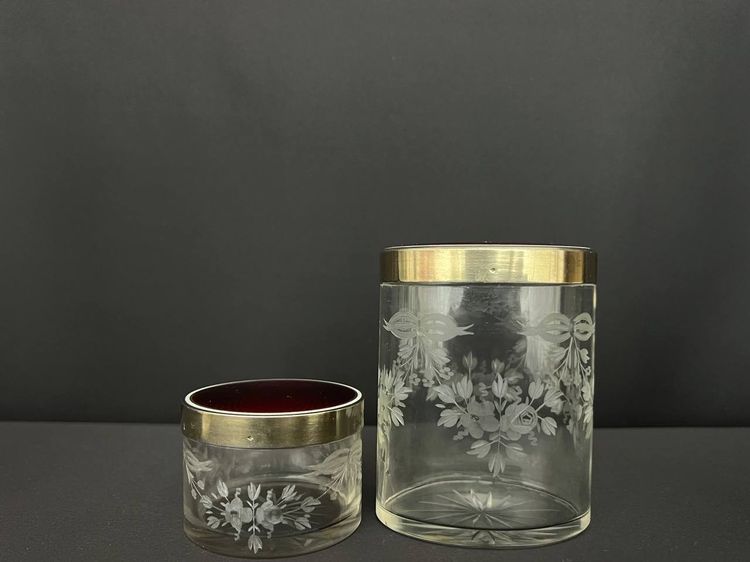 Raffiné nécessaire de toilette ancien – cristal gravé & guilloché rouge