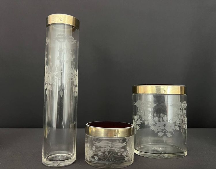 Raffiné nécessaire de toilette ancien – cristal gravé & guilloché rouge