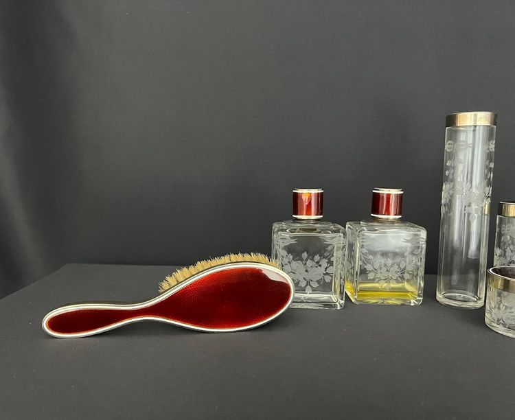 Raffiné nécessaire de toilette ancien – cristal gravé & guilloché rouge