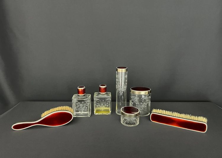 Raffiné nécessaire de toilette ancien – cristal gravé & guilloché rouge
