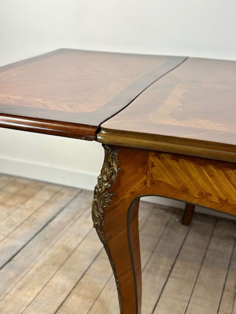 Tavolo in stile Luigi XV con intarsio e foglie in bronzo 1940