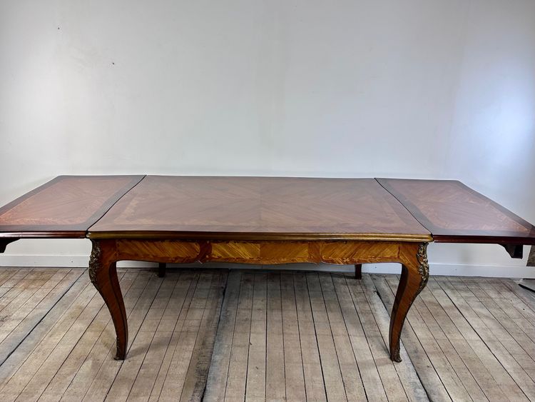 Tavolo in stile Luigi XV con intarsio e foglie in bronzo 1940