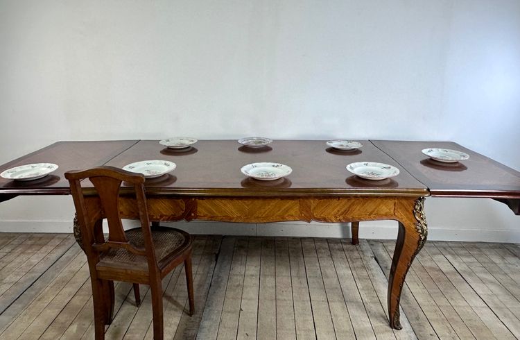 Tavolo in stile Luigi XV con intarsio e foglie in bronzo 1940