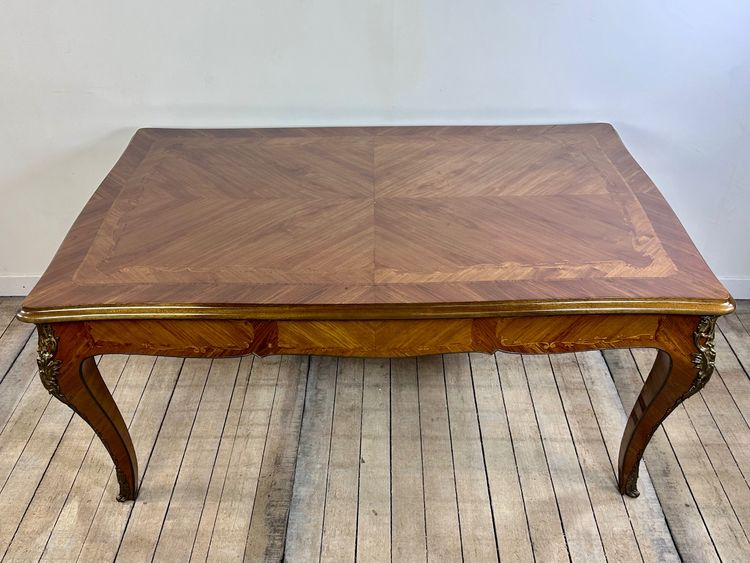 Tavolo in stile Luigi XV con intarsio e foglie in bronzo 1940