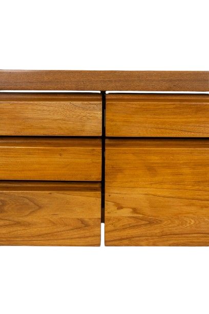Pierre Chapo. Commode basse en orme blond. Circa 1970.  LS64923507P