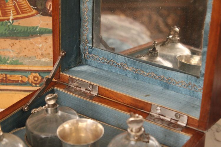 Coffret en noyer massif, nécessaire à parfum, XVIIIe siècle