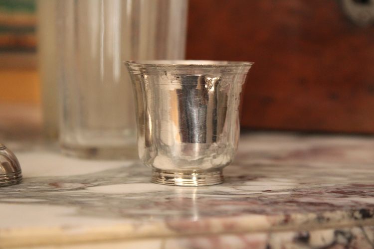 Coffret en noyer massif, nécessaire à parfum, XVIIIe siècle