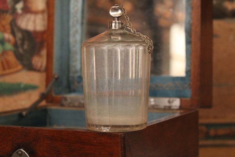 Coffret en noyer massif, nécessaire à parfum, XVIIIe siècle