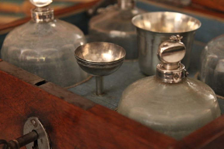 Coffret en noyer massif, nécessaire à parfum, XVIIIe siècle