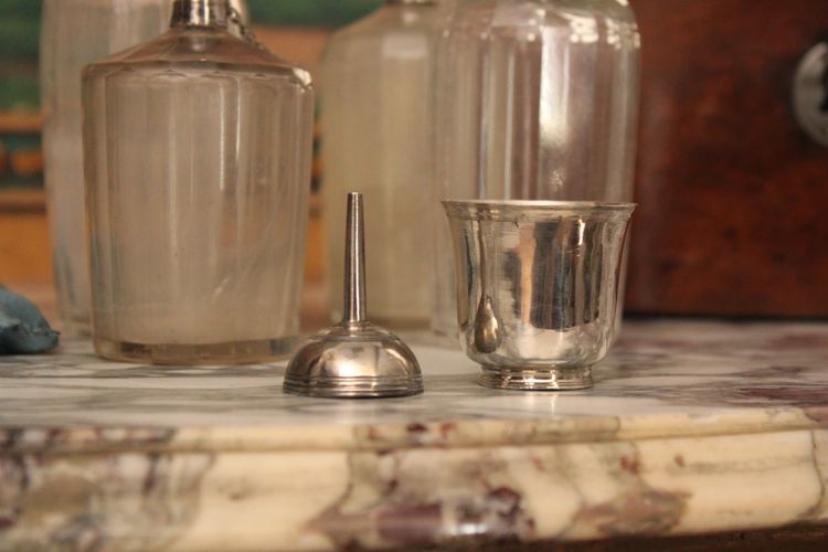 Coffret en noyer massif, nécessaire à parfum, XVIIIe siècle