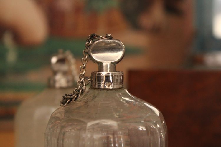 Coffret en noyer massif, nécessaire à parfum, XVIIIe siècle