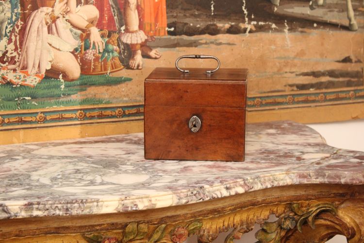 Coffret en noyer massif, nécessaire à parfum, XVIIIe siècle