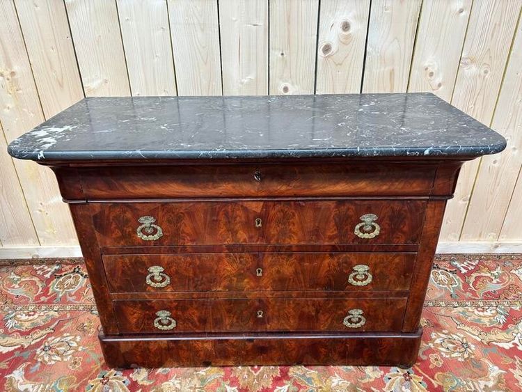 Commode époque restauration en placage d’acajou flammé