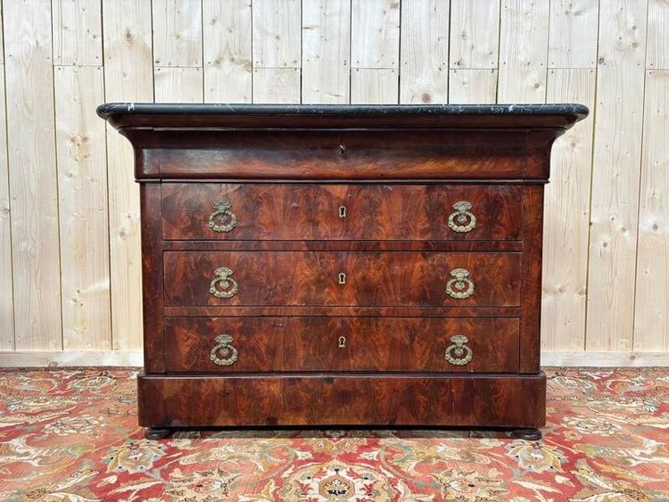 Commode époque restauration en placage d’acajou flammé