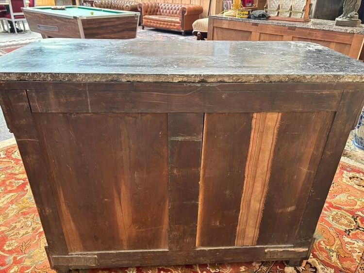 Commode époque restauration en placage d’acajou flammé
