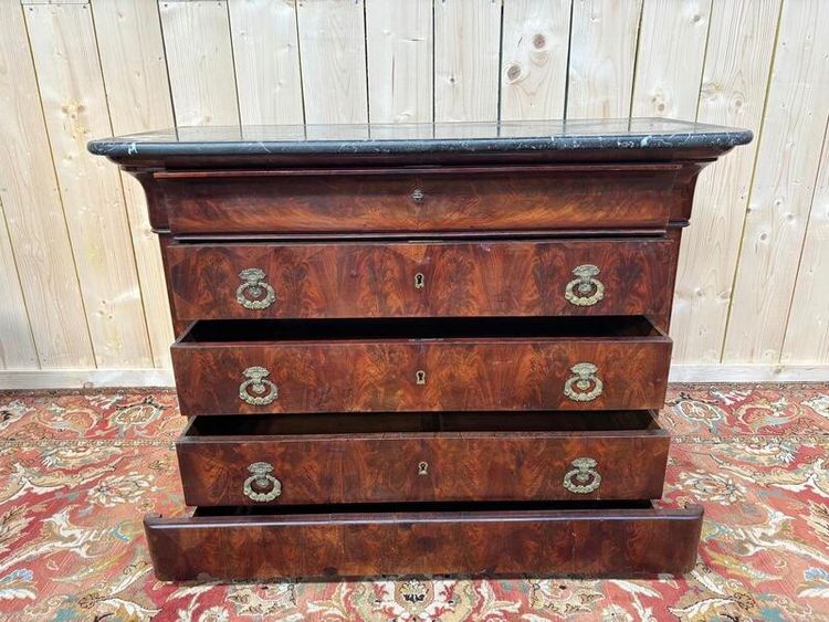 Commode époque restauration en placage d’acajou flammé
