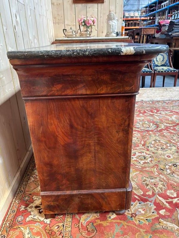 Commode époque restauration en placage d’acajou flammé