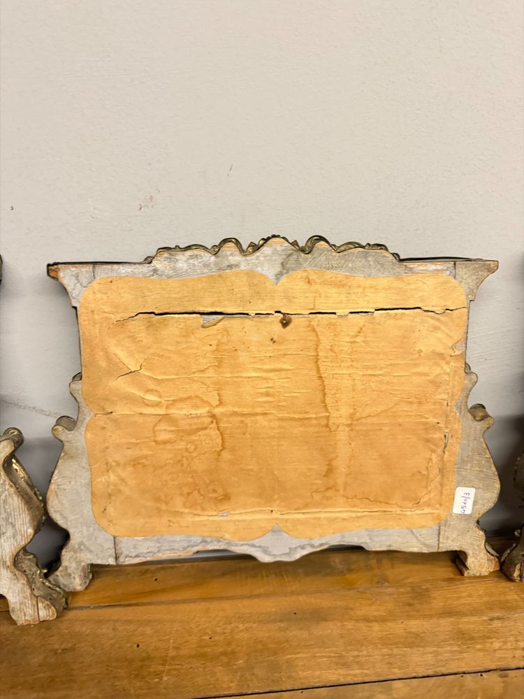 Groupe antique de trois cartagloria, 19ème siècle, métal doré embossé, 26x35 et 26x21cm