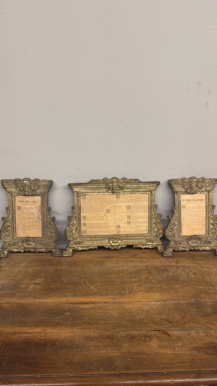 Groupe antique de trois cartagloria, 19ème siècle, métal doré embossé, 26x35 et 26x21cm
