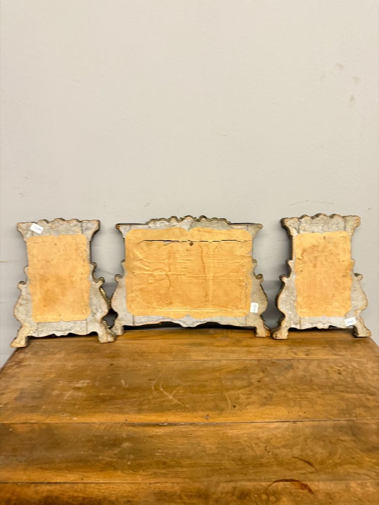 Groupe antique de trois cartagloria, 19ème siècle, métal doré embossé, 26x35 et 26x21cm