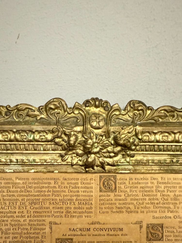 Groupe antique de trois cartagloria, 19ème siècle, métal doré embossé, 26x35 et 26x21cm
