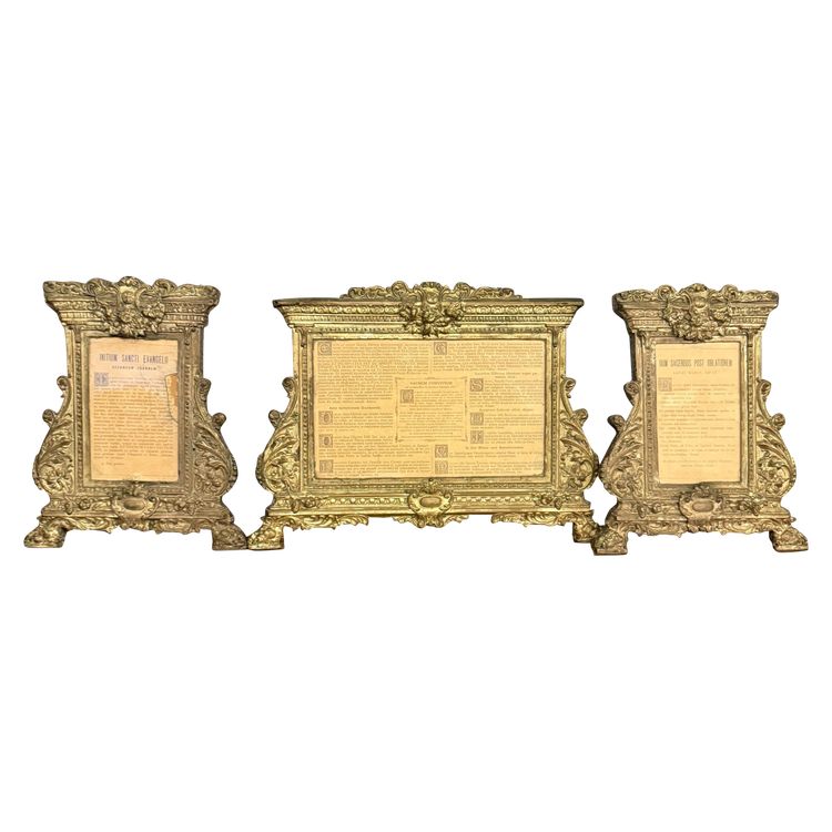 Groupe antique de trois cartagloria, 19ème siècle, métal doré embossé, 26x35 et 26x21cm