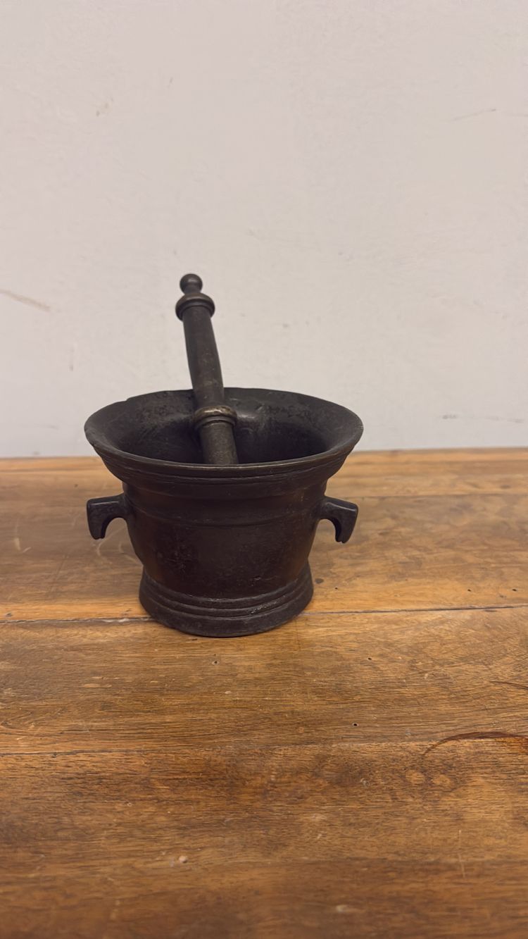 Mortier ancien en bronze d'Ombrie du 16ème siècle, avec pilon, 10x15 cm