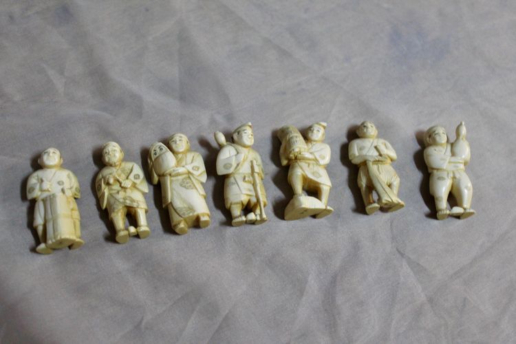Netsuké Au Nombre De 7 , Ivory Japan