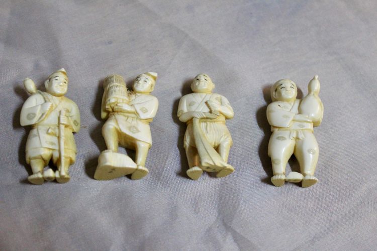 Netsuké Au Nombre De 7 , Ivory Japan