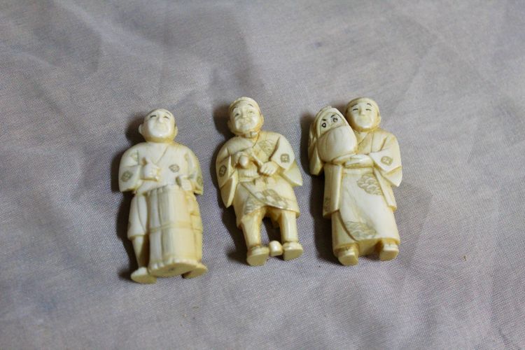 Netsuké Au Nombre De 7 , Ivory Japan