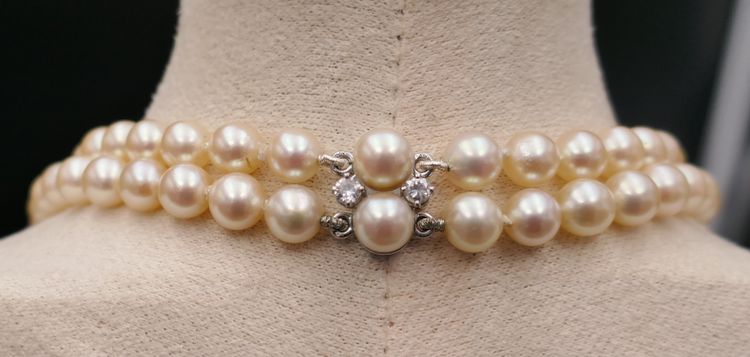 Double strand of pearls and diamonds 1.70 carat.
