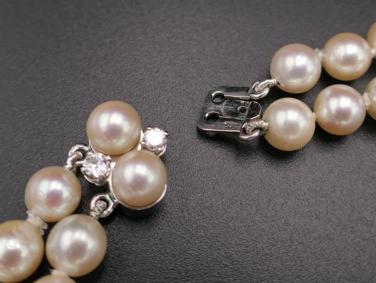 Double strand of pearls and diamonds 1.70 carat.
