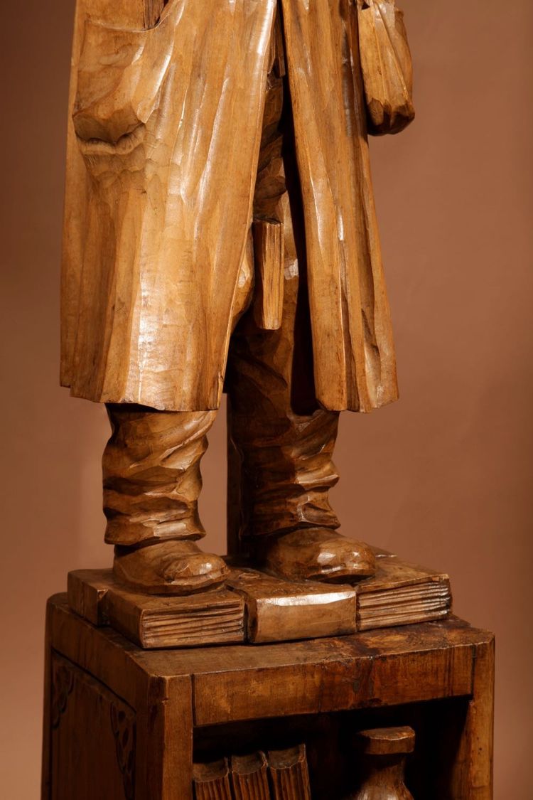 An amusing sculpture of a Ukrainian bibliophile/bookworm.