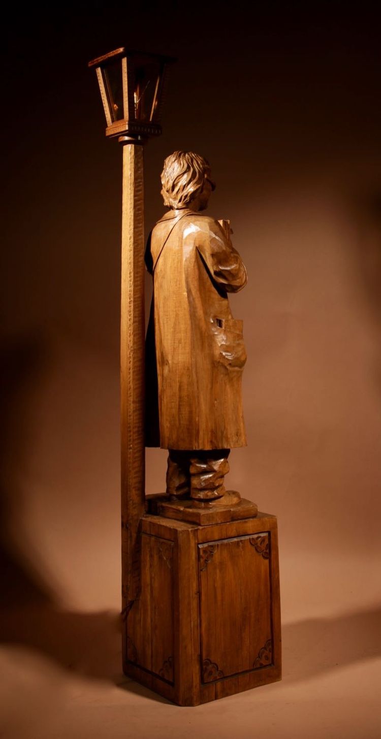 An amusing sculpture of a Ukrainian bibliophile/bookworm.